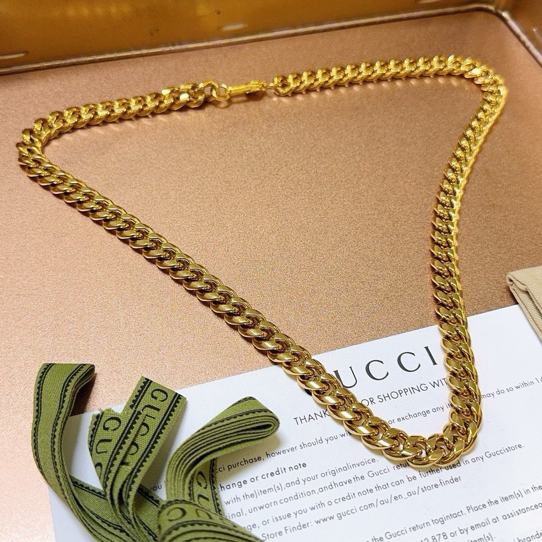 NO:106730,Comment. Gucci necklace has a higher chain grade. Stars have the same style. Anger Forest series double G single button Gucci necklace. Details are color-preserving. Non-market bright style. This model has been released. Gucci is very good at matching trendy clothes, fine accessories, gucci, necklace19860909批. 古驰项链最新款链条档次更高明星同款Anger Forest系列双G单扣古驰项链 细节对版保色处理 非市面亮面版型 这款一直在出 古驰里面热卖款 非常好搭配潮流衣服,饰品精品,gucci,necklace,Jewelry