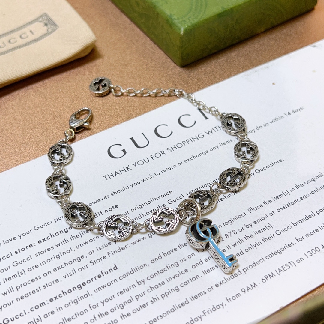 NO:106739,. The latest luxury Gucci bracelets are released. Customized by high-end brands. Ceiling in bracelets. Luxury lineup design concept. The latest classic style of Gucci bracelet. The exquisite and texture are absolutely top feel. Just take a look and you can understand the original logo. Super nice. The best choice for matching clothes, the same style as men and women. A must-have artifact, fine jewelry, gucci, gucci, bracelet19860909批. 最新出炉奢华古驰手链.高端品牌定制 手链中的天花板 豪华阵容设计理念 Gucci古驰手链最新款的经典款 精致无论款式 质感 都是绝对的顶尖feel 只要看一眼就懂了原版logo 超 nice 搭配衣服最佳的选择,男女同款 必备神器,饰品精品,gucci,gucci,bracelet,Jewelry
