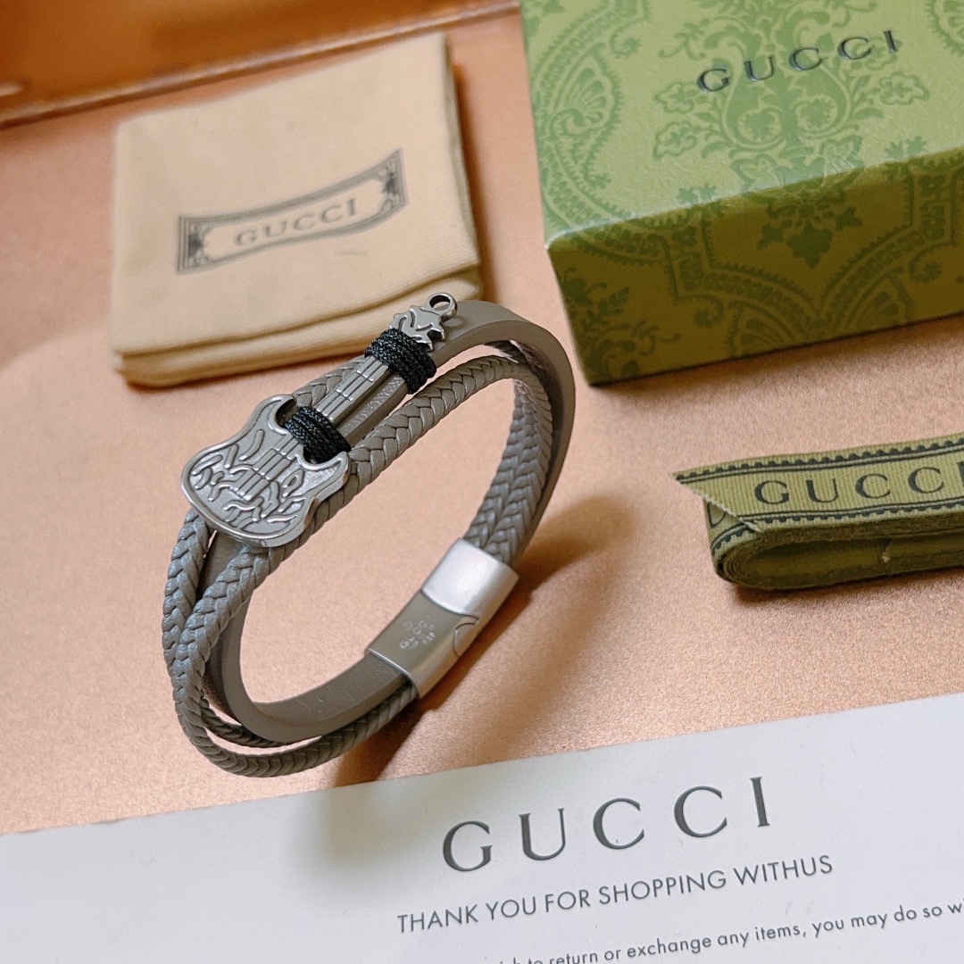 NO:106742,Bill. New products are available. Gucci bracelet bracelet bracelet latest model pure handmade top layer cowhide material higher grade Stars same style Anger Forest series dual G guitar classic series retro silver bracelet bracelet bracelet bracelet size: 18.5>19.5>20.5>21.5 cm Details are used to treat the version, non-market bright style This model has been released. Gucci is very easy to match with trendy clothes, jewelry quality, gucci, bracelet, cowhide19860909批.新品发售 古驰手绳手环最新款纯手工头层牛皮材质档次更高明星同款Anger Forest系列双G吉他经典款系列复古银手链手绳 手绳尺寸:18.5>19.5>20.5>21.5厘米 细节对版做旧处理 非市面亮面版型 这款一直在出 古驰里面热卖款 非常好搭配潮流衣服,饰品精品,gucci,bracelet,cowhide,Jewelry