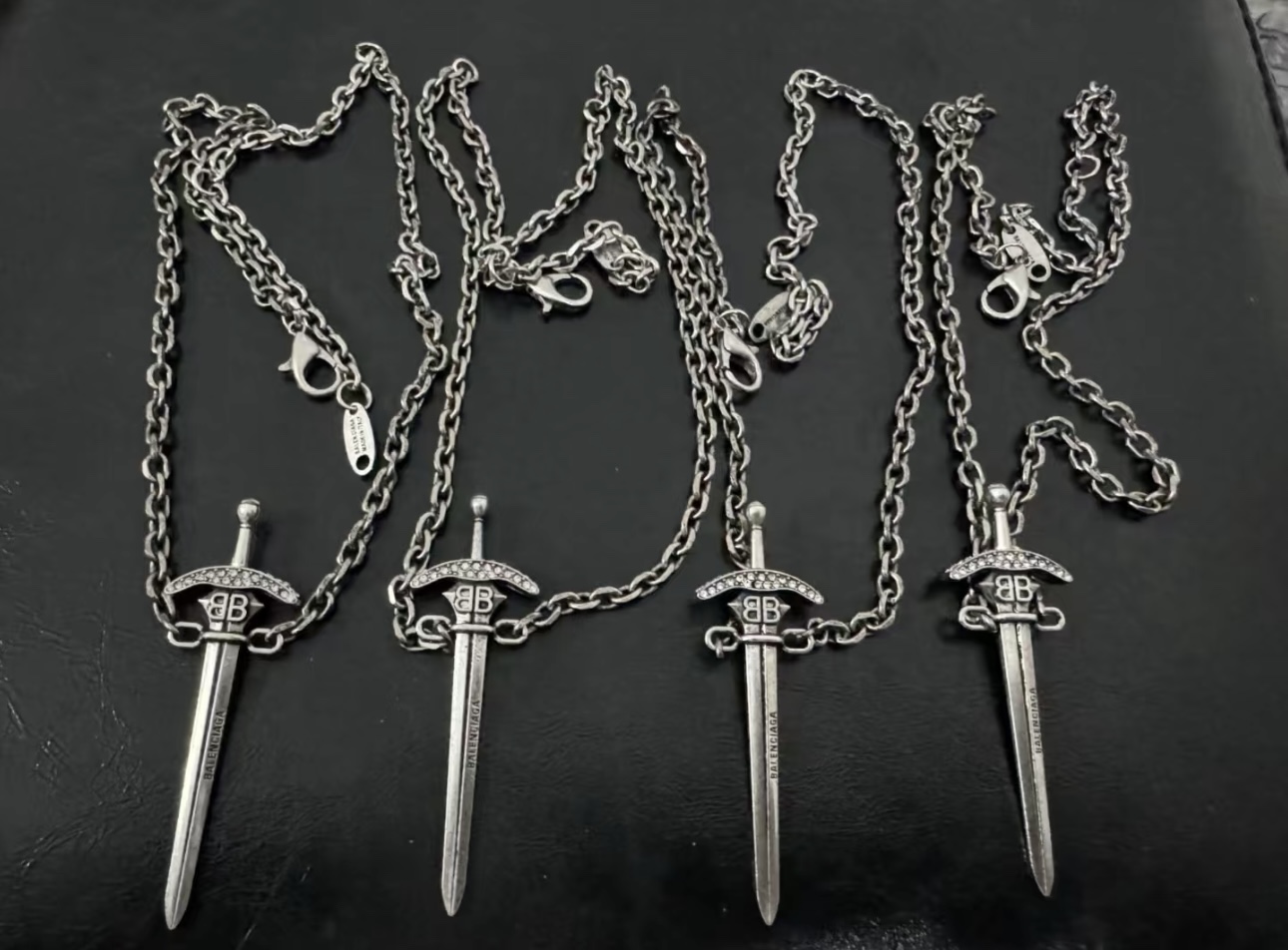 Balenciaga luxury necklace 3