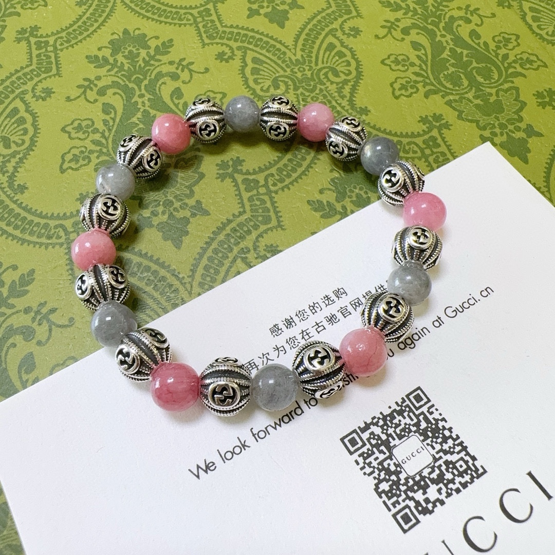 NO:107049,The new product releases Gucci bracelets for men and women. The latest natural crystal bracelets have higher grades. Stars have the same style. Anger Forest series double g bracelets. Size: 16-24 cm. Details are used to treat the old version. Non-market bright version. This one is always being made on the market. Gucci is popular in the hot-selling model. Very easy to match clothes, fine accessories, gucci, bracelet19860909批 新品发布古驰手链男女同款 最新款天然水晶手链档次更高明星同款Anger Forest系列双g手链 尺寸:16-24厘米 细节对版做旧处理 非市面亮面版型 非市面普通做这款一直在出 古驰里面热卖款 非常好搭配衣服,饰品精品,gucci,bracelet,Jewelry
