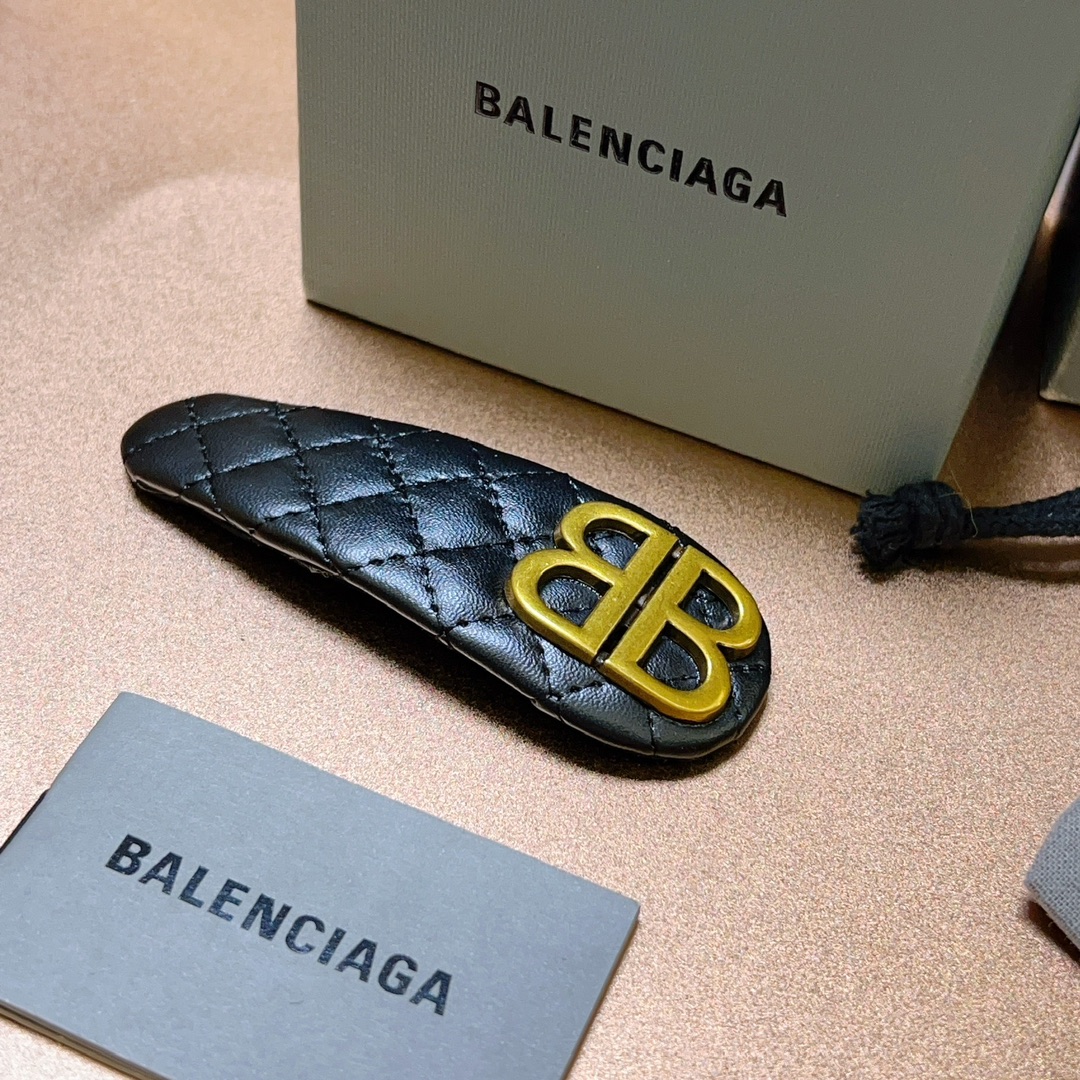 “Paris Family’s B-Letter Fashion: Tan, Fashionable, and Practical Resins and Crystals” - 图片 5