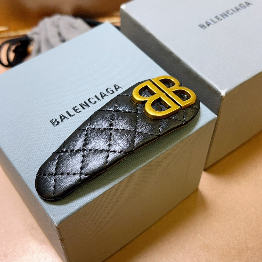 “Paris Family’s B-Letter Fashion: Tan, Fashionable, and Practical Resins and Crystals” - 图片 4