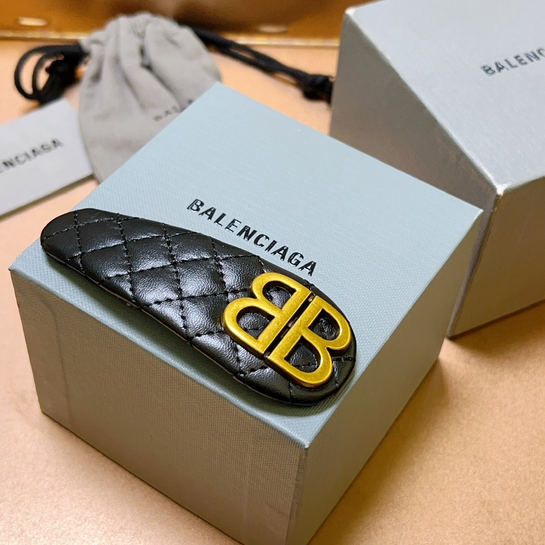 “Paris Family’s B-Letter Fashion: Tan, Fashionable, and Practical Resins and Crystals” - 图片 2
