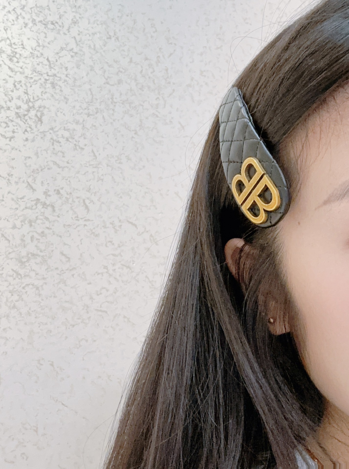 “Paris Family’s B-Letter Fashion: Tan, Fashionable, and Practical Resins and Crystals” - 图片 3