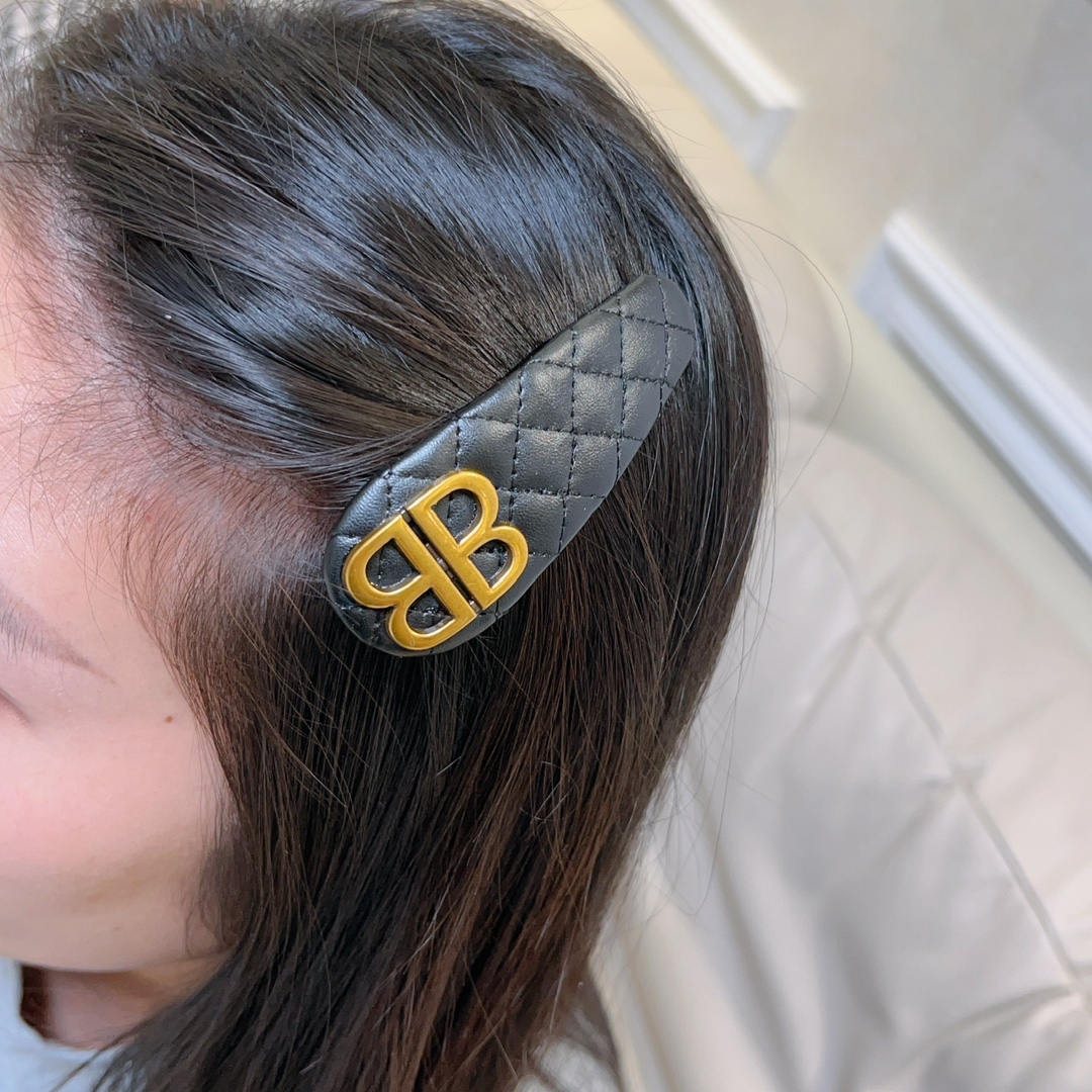 “Paris Family’s B-Letter Fashion: Tan, Fashionable, and Practical Resins and Crystals” - 图片 8