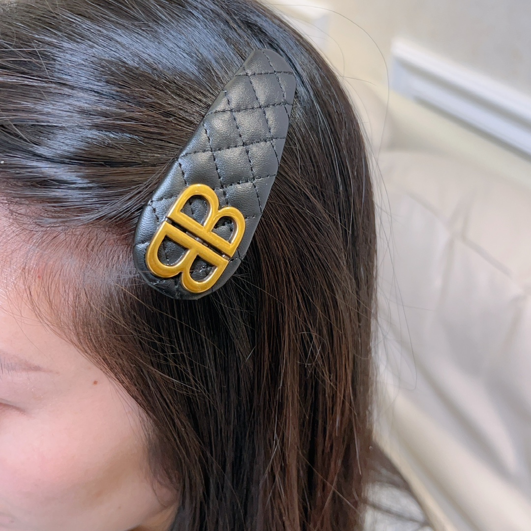 “Paris Family’s B-Letter Fashion: Tan, Fashionable, and Practical Resins and Crystals” - 图片 6
