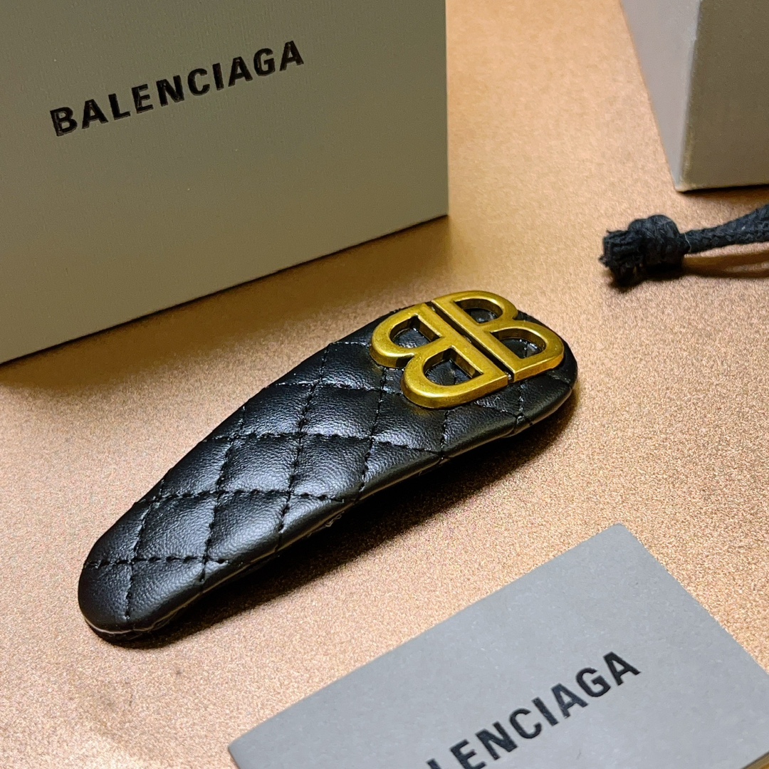 “Paris Family’s B-Letter Fashion: Tan, Fashionable, and Practical Resins and Crystals”
