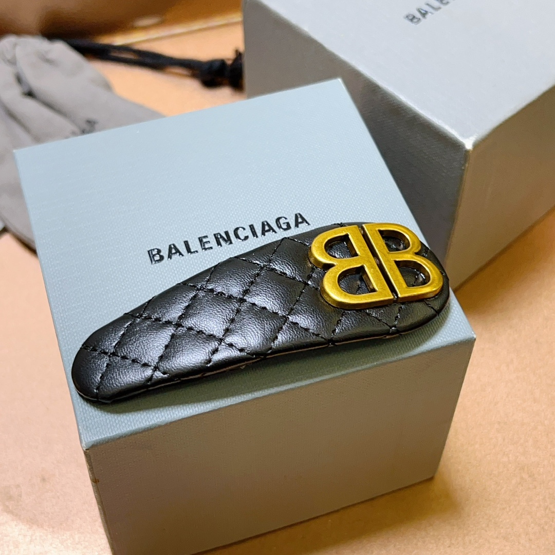 “Paris Family’s B-Letter Fashion: Tan, Fashionable, and Practical Resins and Crystals” - 图片 7