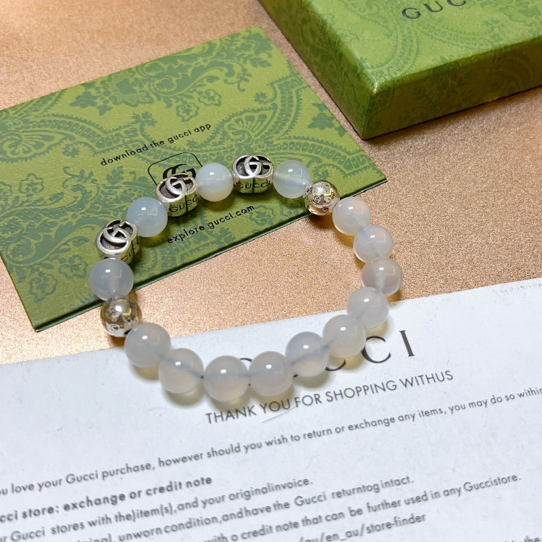 NO:107052,Buy Gucci bracelets are the same as men and women. The latest natural white agate bracelets are higher in grade. Stars are the same as Anger Forest series double g white agate crystal bracelet. Size: 16-24 cm. Details are used to treat the old version. Non-market bright version. This one is always being made on the market. Gucci is popular in the best version. Very easy to match clothes, fine accessories, gucci, bracelet19860909批 古驰手链男女同款 最新款天然白玛瑙手链档次更高明星同款Anger Forest系列双g白玛瑙水晶手链 尺寸:16-24厘米 细节对版做旧处理 非市面亮面版型 非市面普通做这款一直在出 古驰里面热卖款 非常好搭配衣服,饰品精品,gucci,bracelet,Jewelry