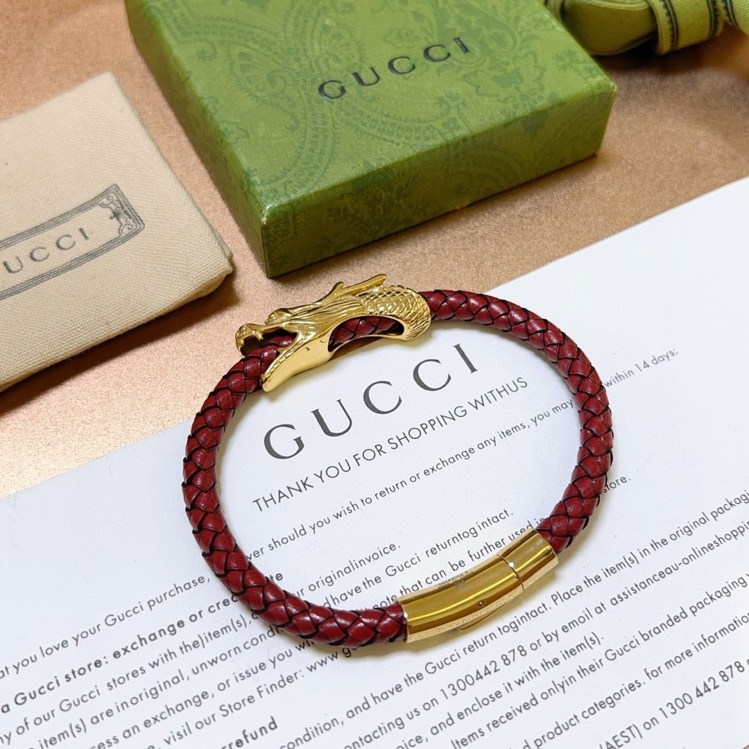 NO:107514,The latest model of Gucci bracelet bracelet is purely handmade, cowhide leather material is higher grade, star style Anger Forest series dual G faucet classic series retro silver bracelet details are used to treat the version, non-market bright style This model has been released. Gucci is very easy to match with trendy clothes, jewelry quality, gucci, bracelet, cowhide19860909批古驰手绳手环最新款纯手工头层牛皮材质档次更高明星同款Anger Forest系列双G龙头经典款系列复古银手链 细节对版做旧处理 非市面亮面版型 这款一直在出 古驰里面热卖款 非常好搭配潮流衣服,饰品精品,gucci,bracelet,cowhide,Jewelry
