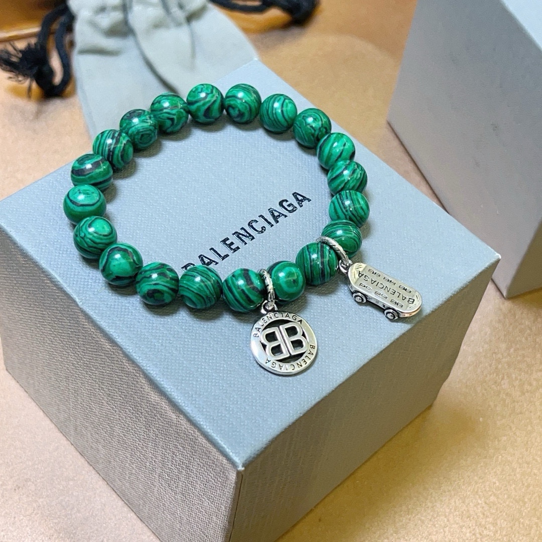 NO:107529,Batch of new product launch conference counter seiko version natural malachite Balenciaga bracelet Malachite Thai silver style Balenciaga bracelet same style as men and women Retro and old style Original reproduction Pure handmade ~ Genuine mold opening trend and fashion essentials for both men and women Can wear Couple style Rock Punk Thai silver style Retro elements Trendy and versatile Super like to place orders Remarks size 16 cm to 24 cm, jewelry boutique, balenciaga, bracelet19860909批 新品发布会专柜精工版本天然孔雀石巴黎世家手链 孔雀石泰银风格巴黎世家手链 明星同款男女款 复古做旧风 原版复刻 纯手工打造 ～正品开模潮流时尚必备 男女均可佩戴 情侣款同款 摇滚朋克泰银风格 复古元素 潮流百搭 超级喜欢下单备注尺寸 16厘米到24厘米,饰品精品,balenciaga,bracelet,Jewelry