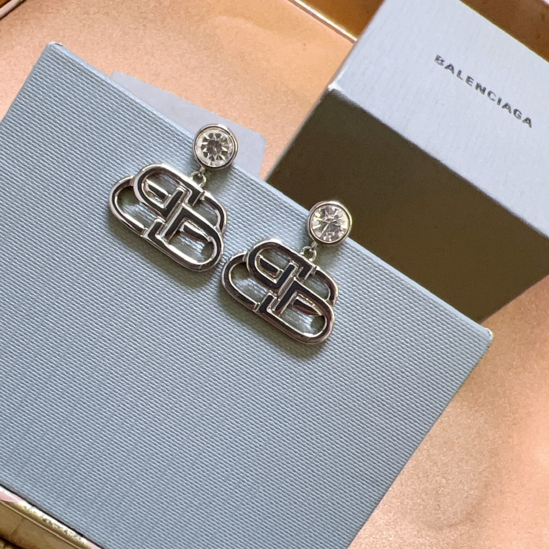 BALENCIAGA 巴黎世家耳钉 王炸系列 专柜同步 更新 简约车花造型耳环 经典造型搭配 设计感十足 搭配衣服绝绝子 2
