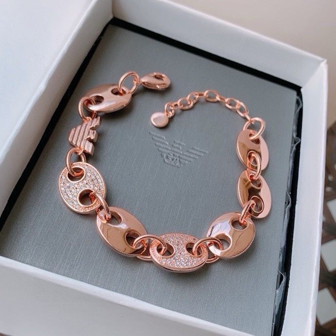 Armani’s hand-chains are synchronised with the same man and woman as Amani’s - 图片 4