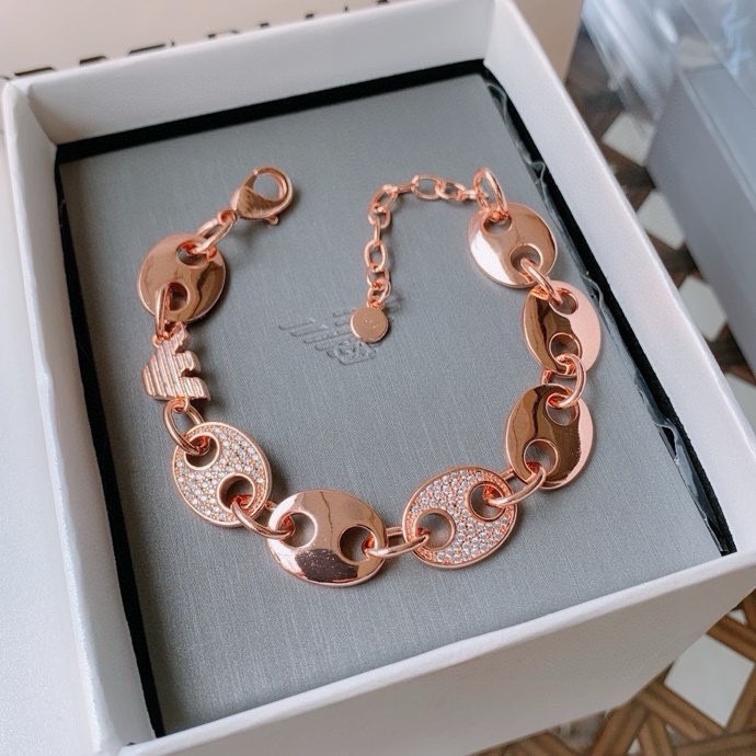 Armani’s hand-chains are synchronised with the same man and woman as Amani’s - 图片 8