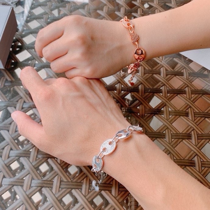 Armani’s hand-chains are synchronised with the same man and woman as Amani’s - 图片 6