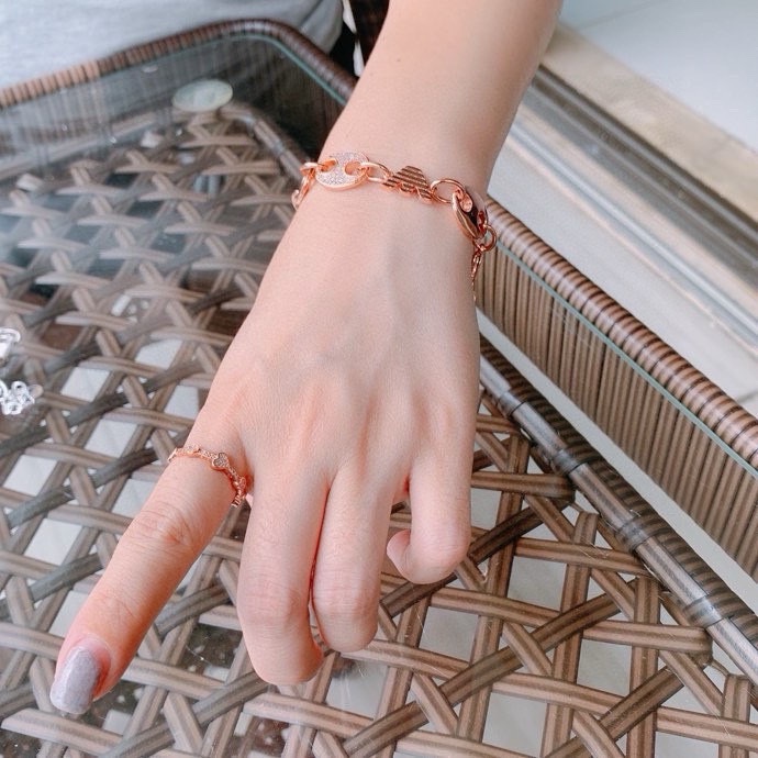 Armani’s hand-chains are synchronised with the same man and woman as Amani’s - 图片 3