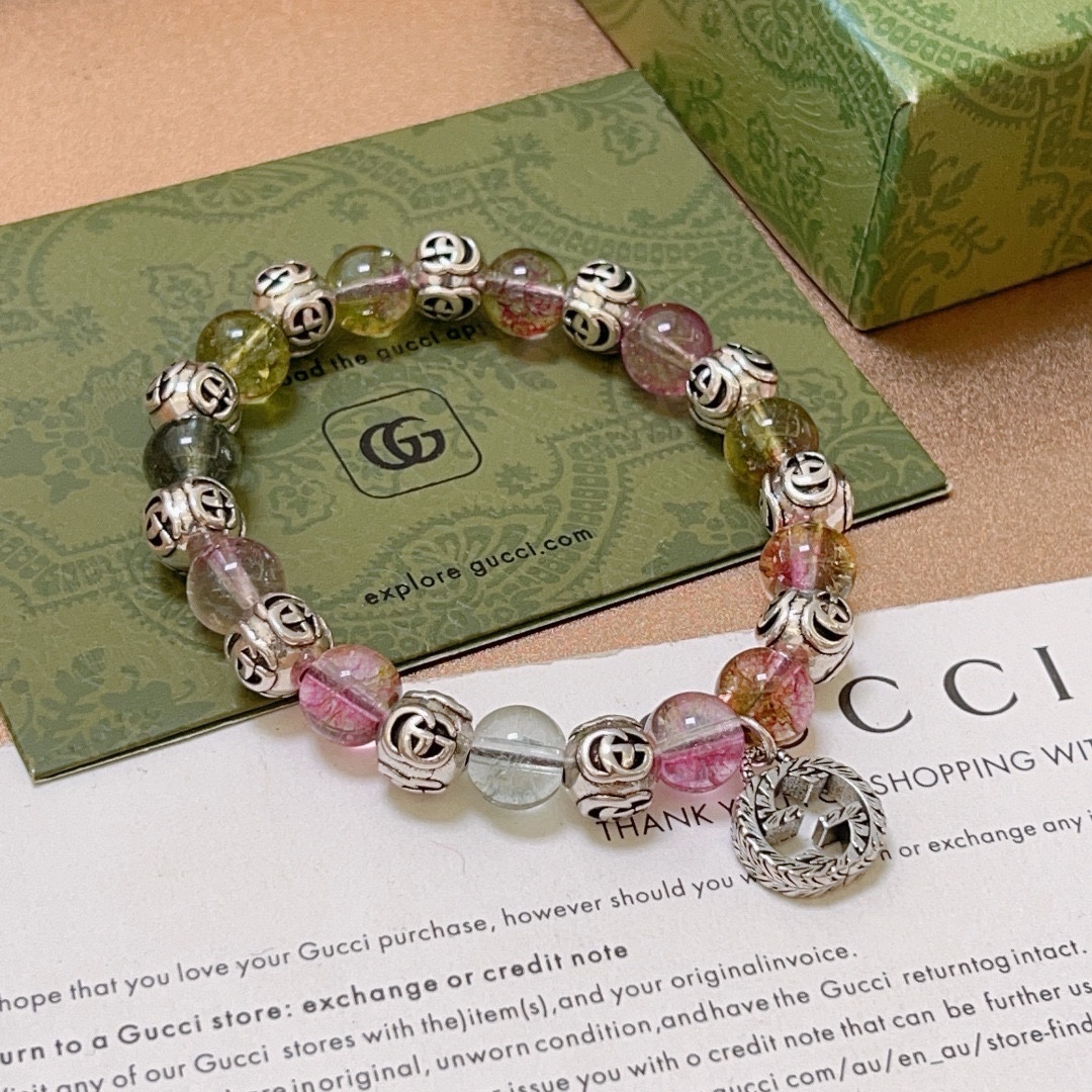NO:107632,Buy Gucci bracelets are the same as men and women. The latest crystal stone bracelets are higher in grade. Stars are the same as Anger Forest series double g lake blue crystal bracelet. Size: 16-24 cm. Details are used to treat the old version. Non-market bright style. This one is always being made on the market. Gucci is popular in the hot-selling style. Very easy to match clothes, fine accessories, gucci, bracelet19860909批 古驰手链男女同款 最新款水晶石手链档次更高明星同款Anger Forest系列双g湖蓝水晶手链 尺寸:16-24厘米 细节对版做旧处理 非市面亮面版型 非市面普通做这款一直在出 古驰里面热卖款 非常好搭配衣服,饰品精品,gucci,bracelet,Jewelry