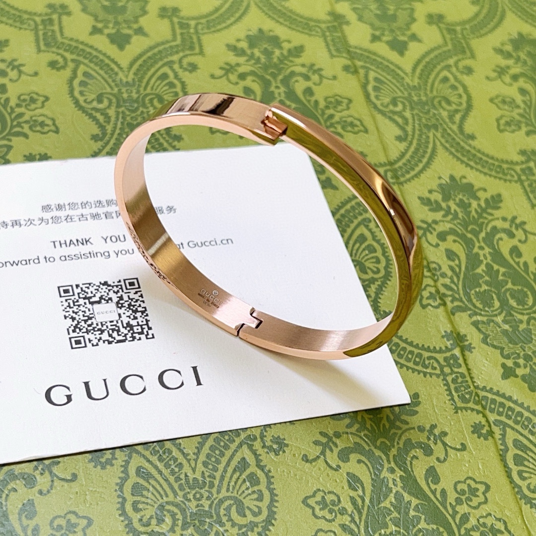 NO:107613,Gucci bracelet bracelets are handmade to create the latest bracelets with higher grades. Celebrities. The same Anger Forest series double G classic series does not fade Gucci bracelet. Details are used to treat the versions. Non-market glossy styles. This model has been released. Gucci is very good at matching trendy clothes, fine accessories, gucci, bracelet19860909批.古驰手镯手环纯手工打造最新款手镯档次更高明星同款Anger Forest系列双G经典款系列不退色古驰手环 细节对版做旧处理 非市面亮面版型 这款一直在出 古驰里面热卖款 非常好搭配潮流衣服,饰品精品,gucci,bracelet,Jewelry