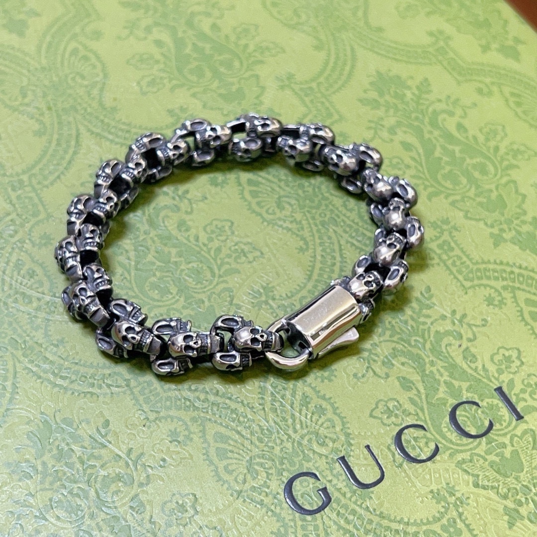 NO:107616,Comment. Gucci's latest release, recommended series Gucci's latest classic skull style, the new bracelet is exquisite, regardless of style or texture, and it is absolutely top feel. Just take a look and you will understand it very nice. The best choice for matching clothes, which is low-key, luxurious and connotation., jewelry boutique, gucci, gucci, bracelet19860909批. 古驰最新出炉 推荐系列Gucci古驰手链最新款的骷髅头经典款 新品手链精致无论款式 质感 都是绝对的顶尖feel 只要看一眼就懂了超 nice 搭配衣服最佳的选择,显低调奢华有内涵.,饰品精品,gucci,gucci,bracelet,Jewelry