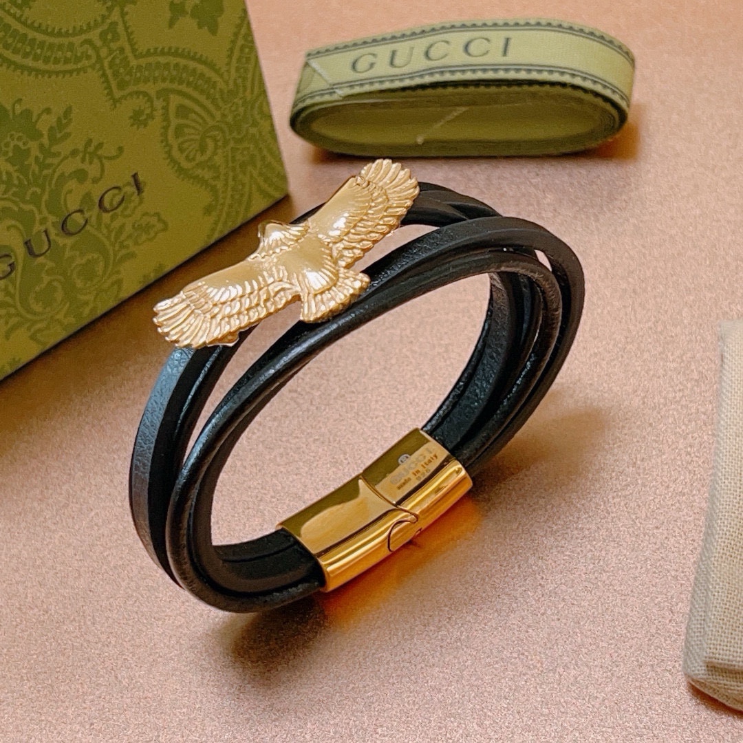 NO:107619,The latest model of Gucci bracelet bracelet is purely handmade, cowhide leather material is higher grade, star style Anger Forest series double G classic series retro silver bracelet, pay attention to details and logo Bracelet size: 18.5>19.5>20.5>21.5 cm Details are used to treat versions, non-market bright style, This model has been released, Gucci is popular in it, very easy to match with trendy clothes, jewelry quality, gucci, bracelet, cowhide19860909批 古驰手绳手环最新款纯手工头层牛皮材质档次更高明星同款Anger Forest系列双G经典款系列复古银手链 注意细节带logo 手绳尺寸:18.5>19.5>20.5>21.5厘米 细节对版做旧处理 非市面亮面版型 这款一直在出 古驰里面热卖款 非常好搭配潮流衣服,饰品精品,gucci,bracelet,cowhide,Jewelry
