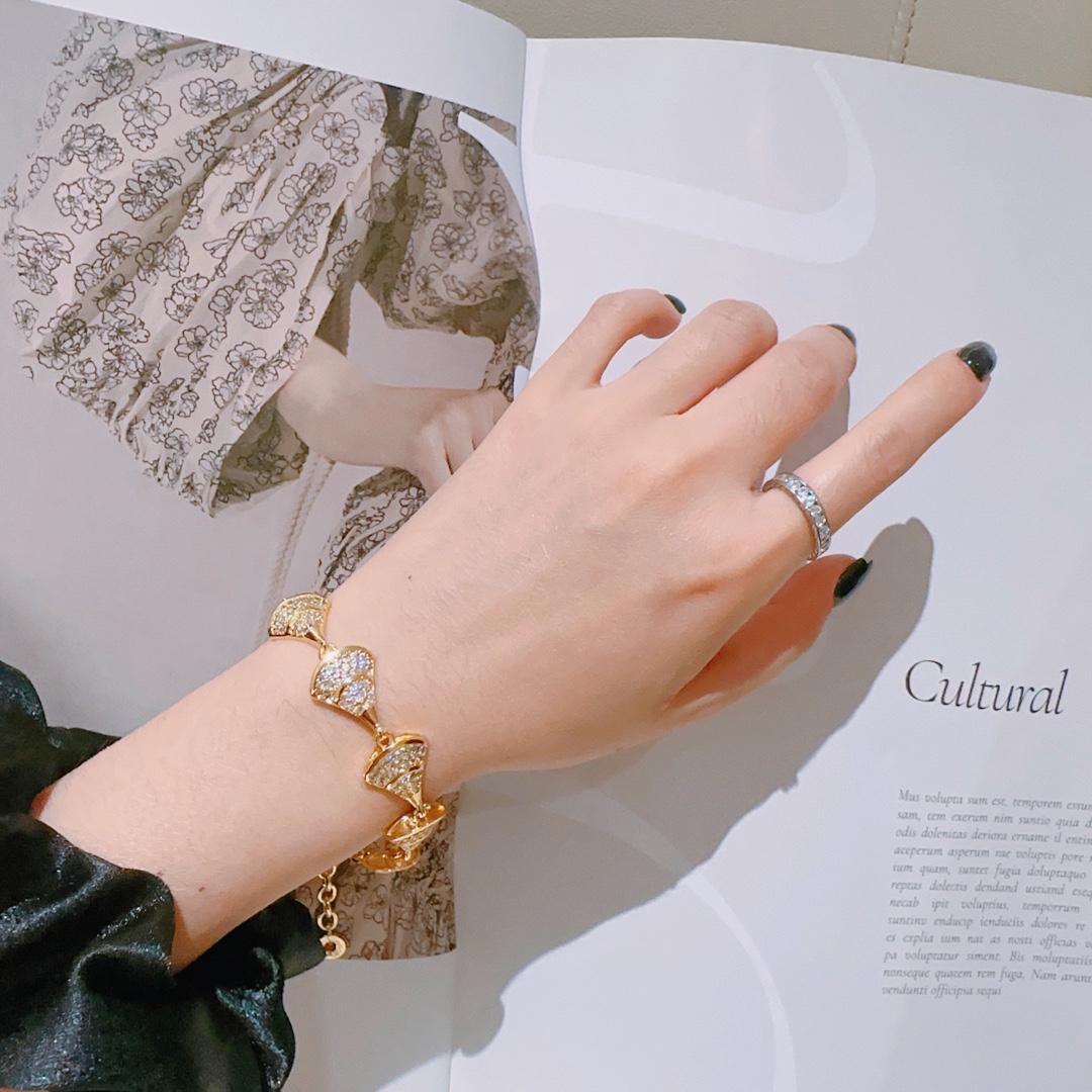 “BVLGARI DVDAS Dream Series: Perfect Detail, Impeccable Color, Classic Ring, Elegant V Gold Combination for Men and Women” - 图片 3