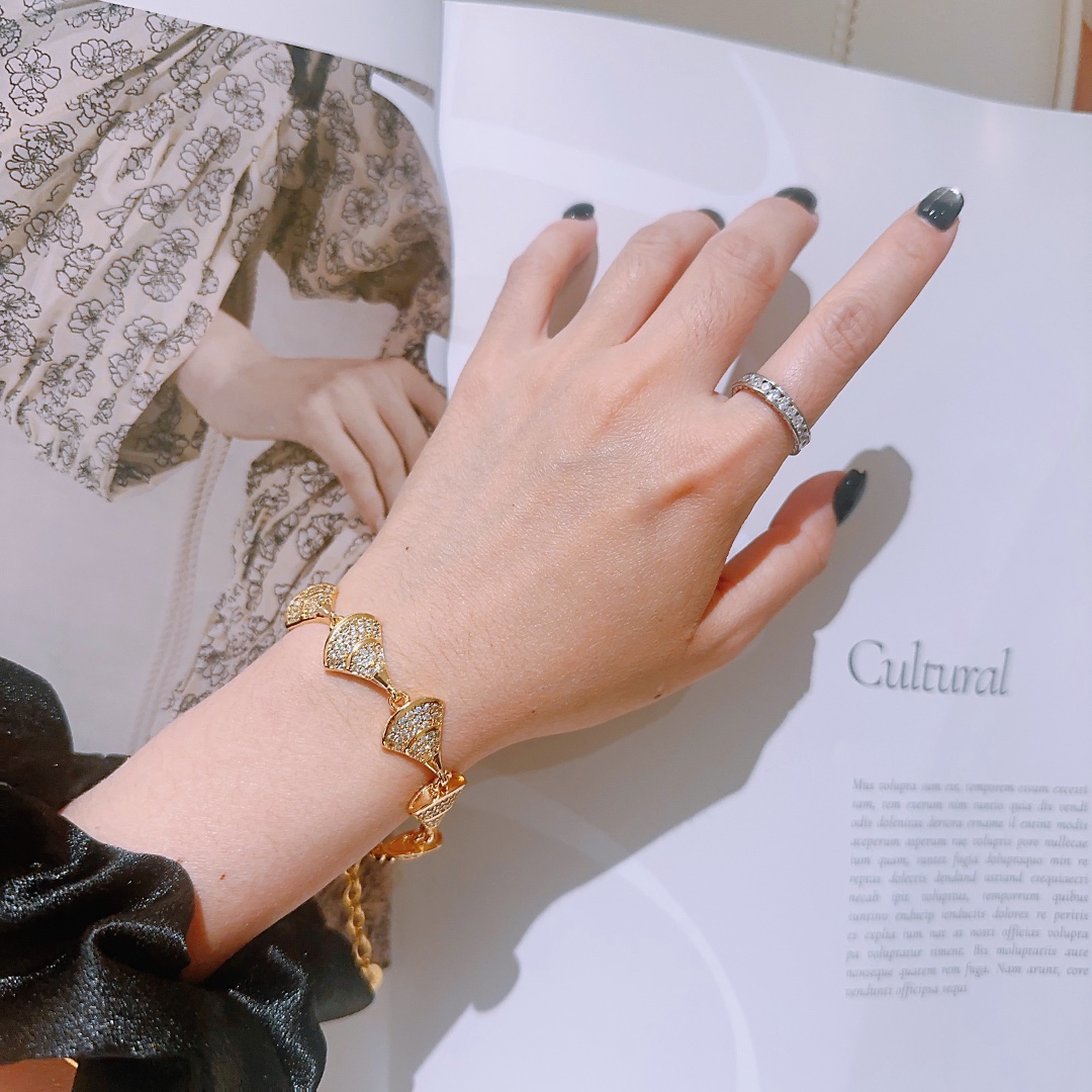 “BVLGARI DVDAS Dream Series: Perfect Detail, Impeccable Color, Classic Ring, Elegant V Gold Combination for Men and Women” - 图片 6