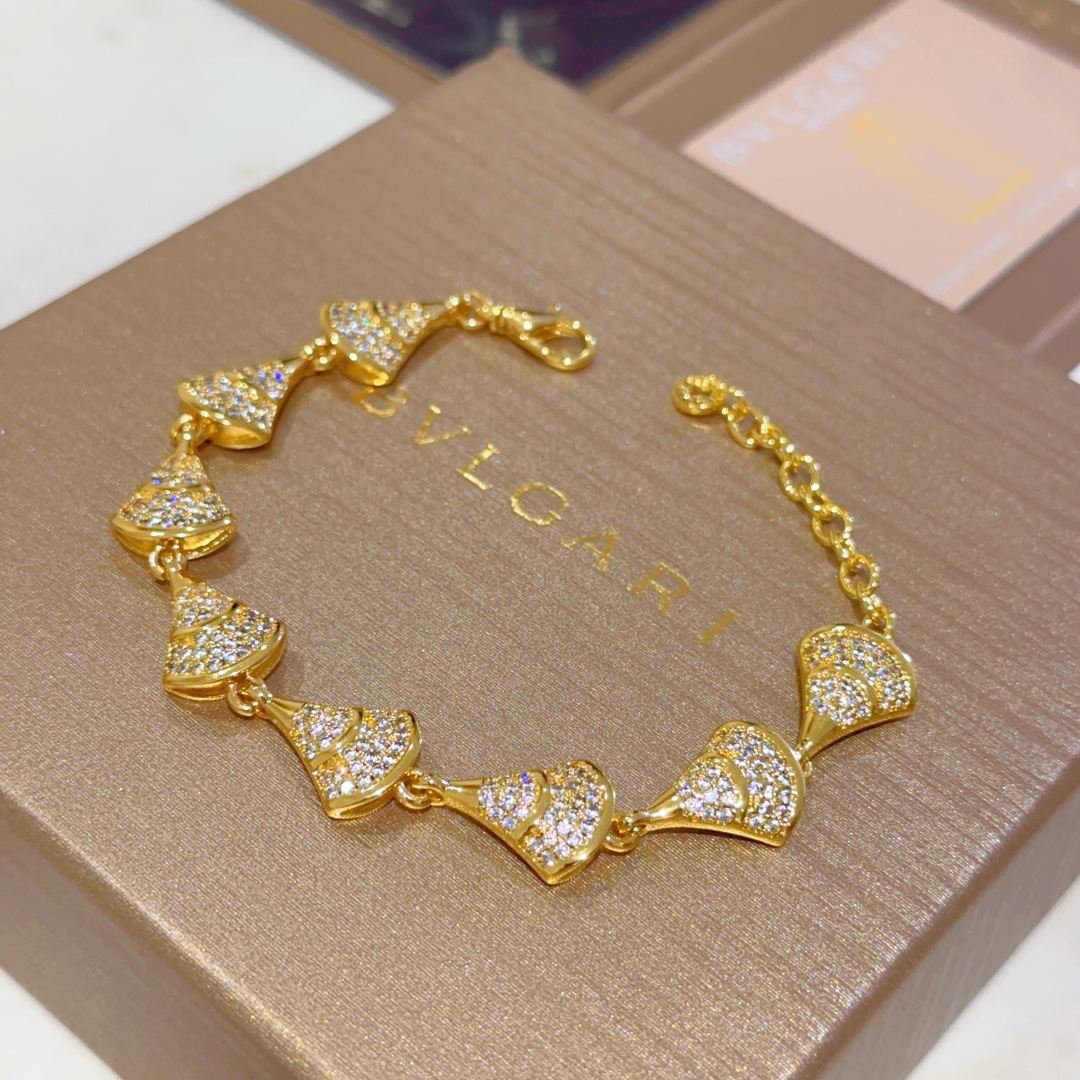 “BVLGARI DVDAS Dream Series: Perfect Detail, Impeccable Color, Classic Ring, Elegant V Gold Combination for Men and Women” - 图片 1