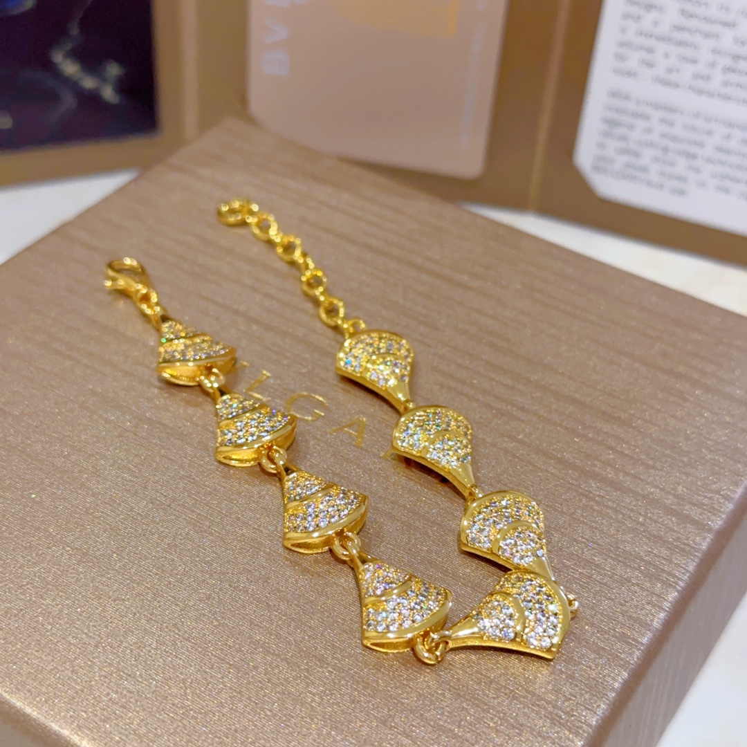 “BVLGARI DVDAS Dream Series: Perfect Detail, Impeccable Color, Classic Ring, Elegant V Gold Combination for Men and Women” - 图片 8