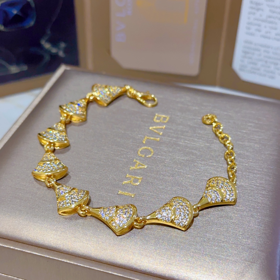 “BVLGARI DVDAS Dream Series: Perfect Detail, Impeccable Color, Classic Ring, Elegant V Gold Combination for Men and Women” - 图片 2