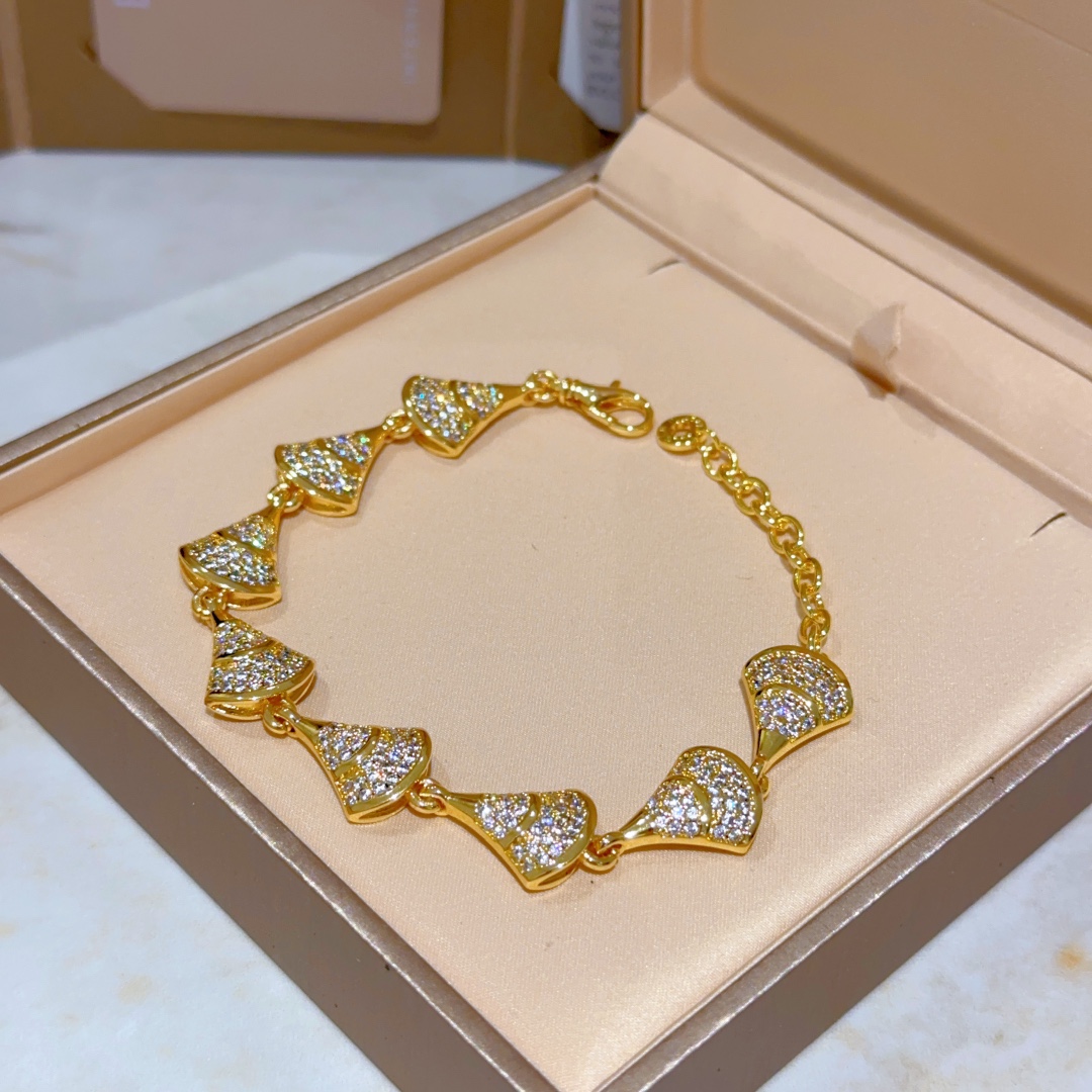 “BVLGARI DVDAS Dream Series: Perfect Detail, Impeccable Color, Classic Ring, Elegant V Gold Combination for Men and Women” - 图片 7