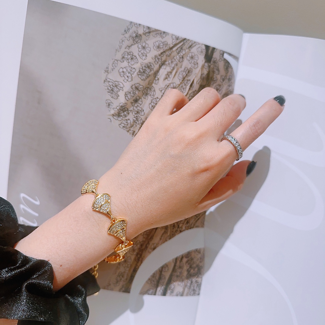 “BVLGARI DVDAS Dream Series: Perfect Detail, Impeccable Color, Classic Ring, Elegant V Gold Combination for Men and Women” - 图片 9