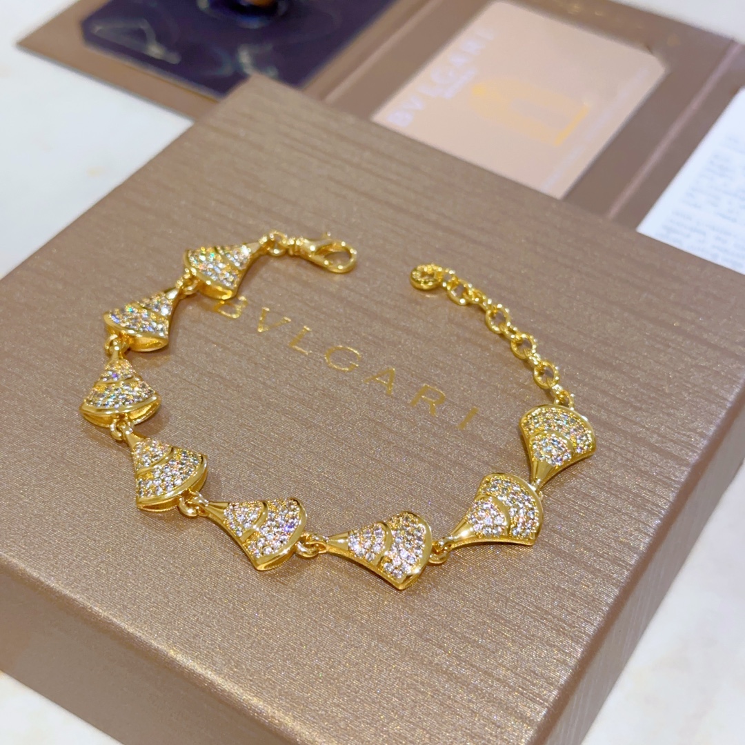 “BVLGARI DVDAS Dream Series: Perfect Detail, Impeccable Color, Classic Ring, Elegant V Gold Combination for Men and Women” - 图片 4