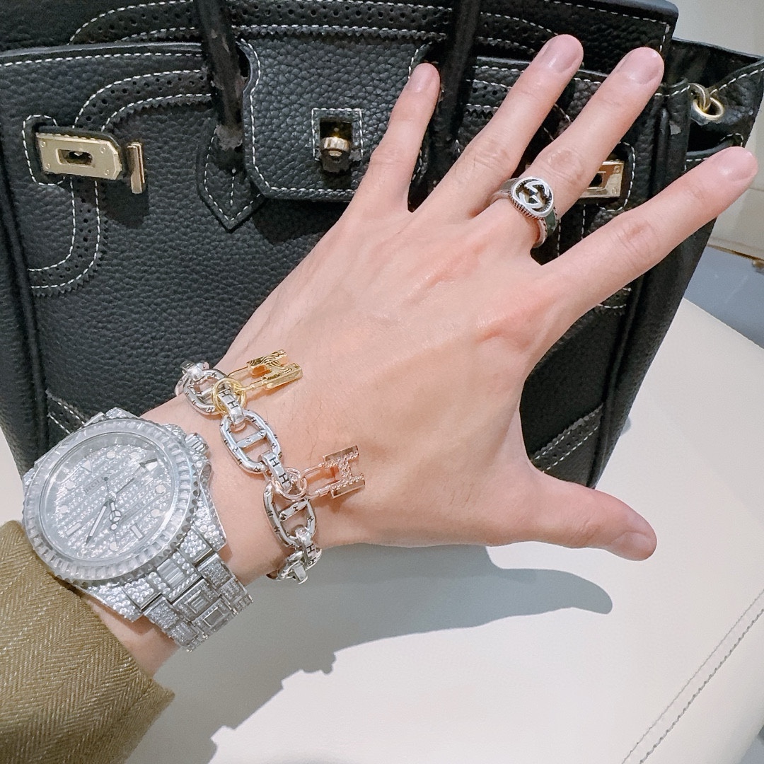 “Customized Platinum Bracelet with Emeralds: High-End Craftsmanship Review” - 图片 3