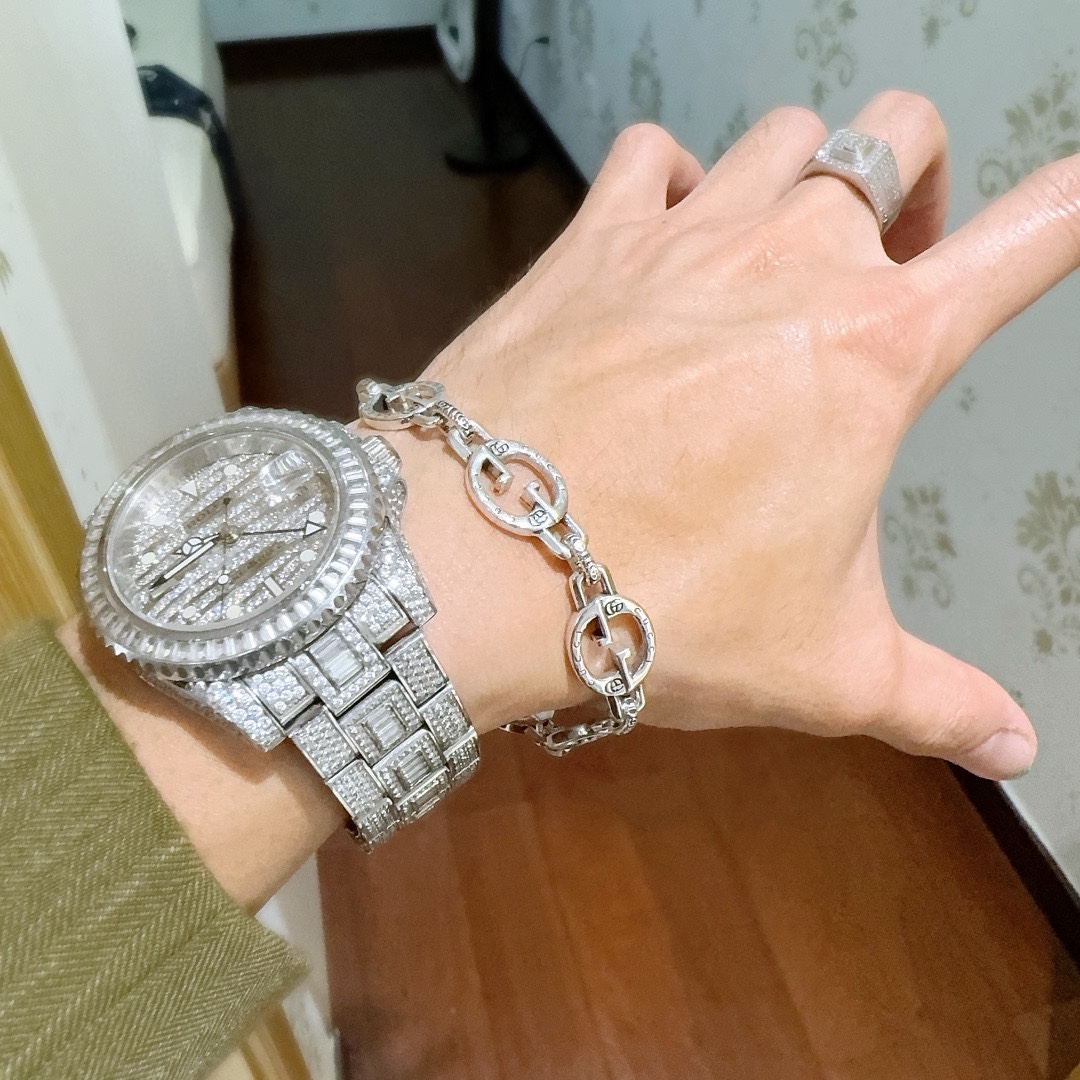 2024最新出炉🌼 Gucci古驰手链最新款的经典款 精致无论款式 质感 都是绝对的顶尖feel 只要看一眼就懂了 logo 超 nice 5