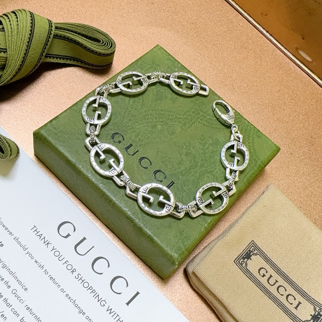 2024最新出炉🌼 Gucci古驰手链最新款的经典款 精致无论款式 质感 都是绝对的顶尖feel 只要看一眼就懂了 logo 超 nice 4