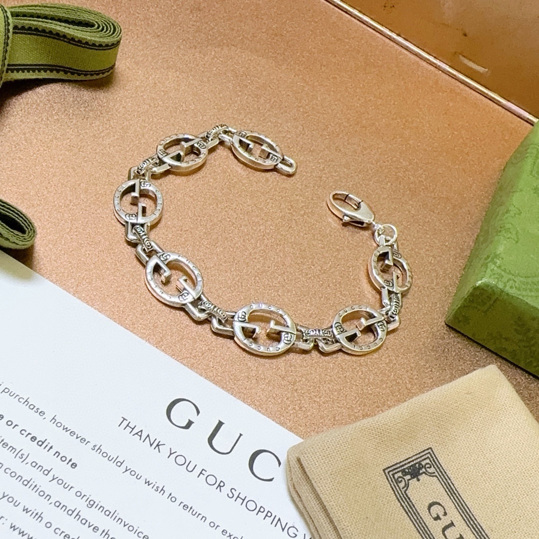 2024最新出炉🌼 Gucci古驰手链最新款的经典款 精致无论款式 质感 都是绝对的顶尖feel 只要看一眼就懂了 logo 超 nice 2