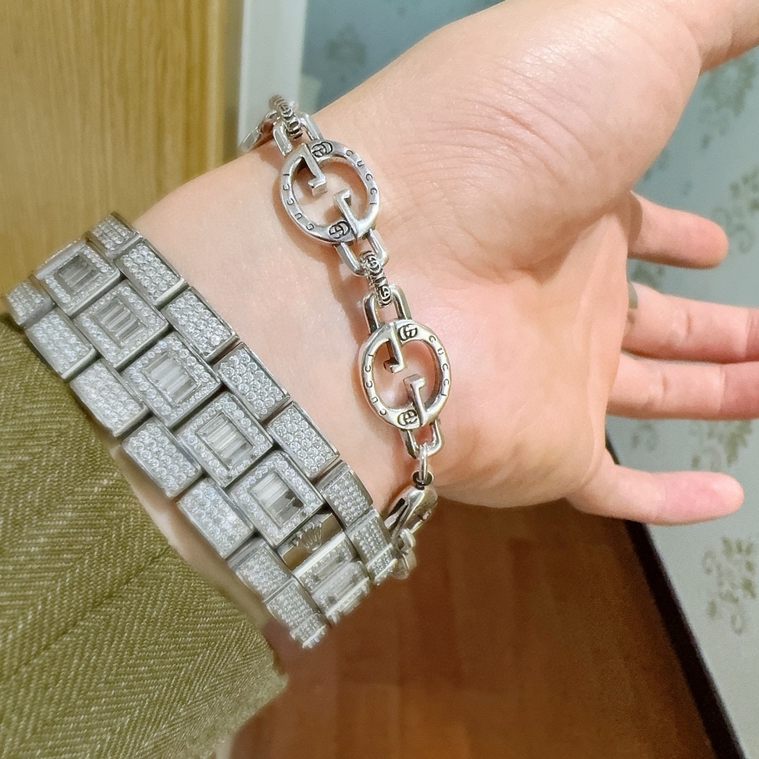 2024最新出炉🌼 Gucci古驰手链最新款的经典款 精致无论款式 质感 都是绝对的顶尖feel 只要看一眼就懂了 logo 超 nice 3