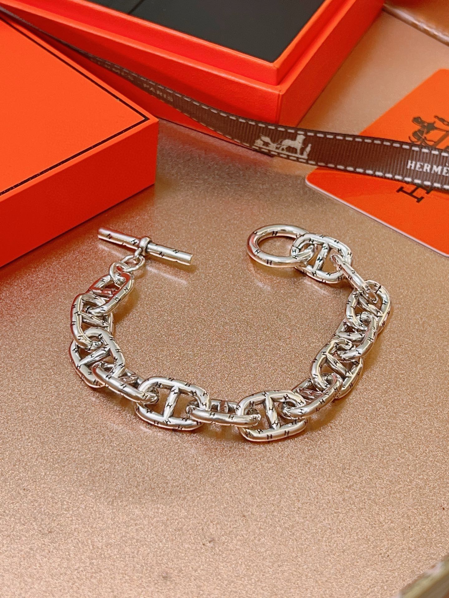 Customized Platinum Marseilles Bracelet: Precision Craftsmanship in Emerald and Gold - 图片 9