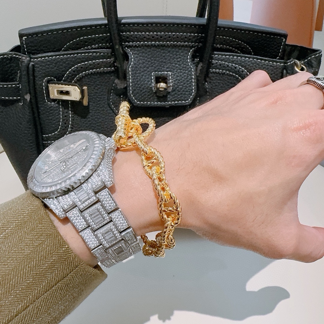 Luxurious Custom Gold Horse Bracelet with Precision Craftsmanship and Emerald Detailing - 图片 3