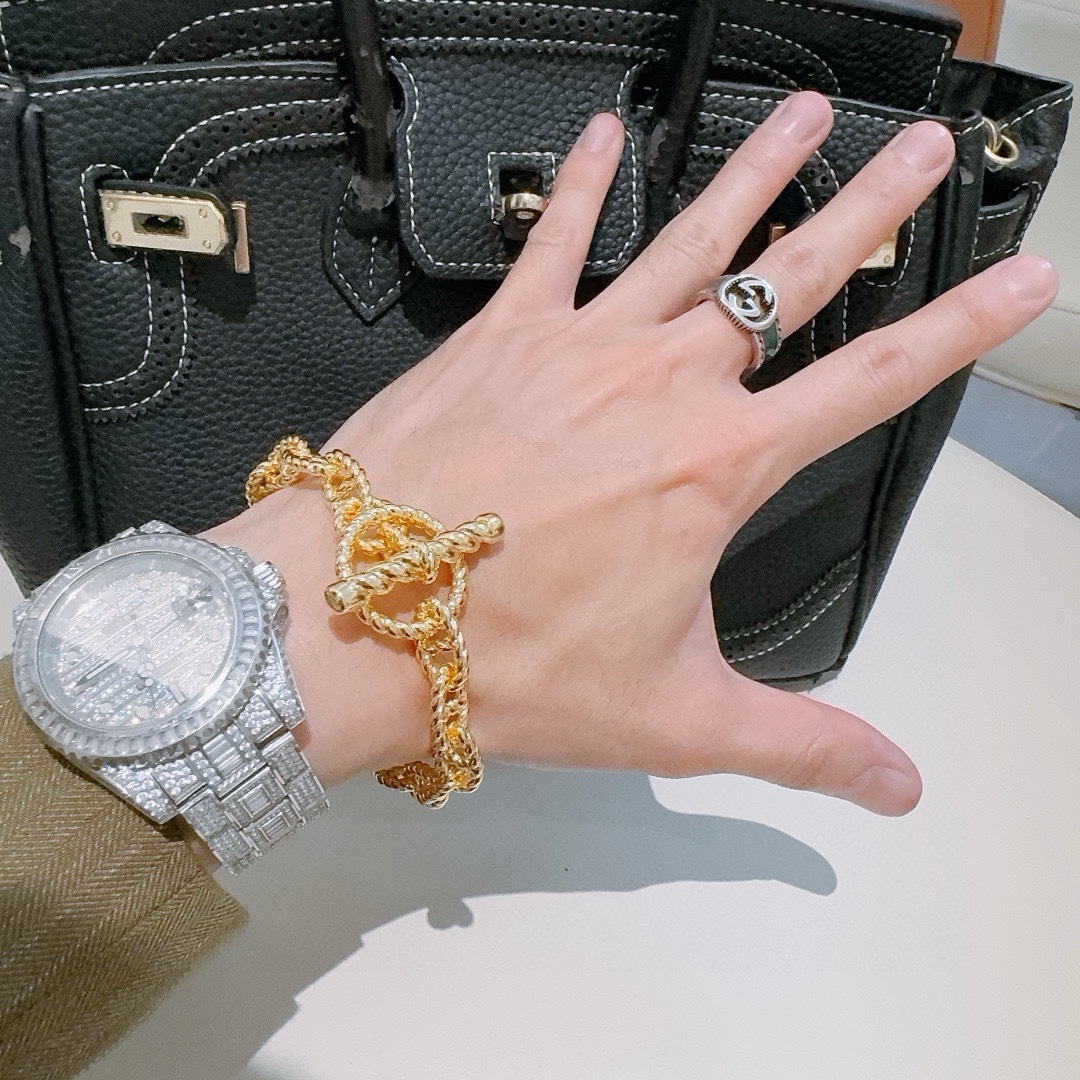 Luxurious Custom Gold Horse Bracelet with Precision Craftsmanship and Emerald Detailing - 图片 6