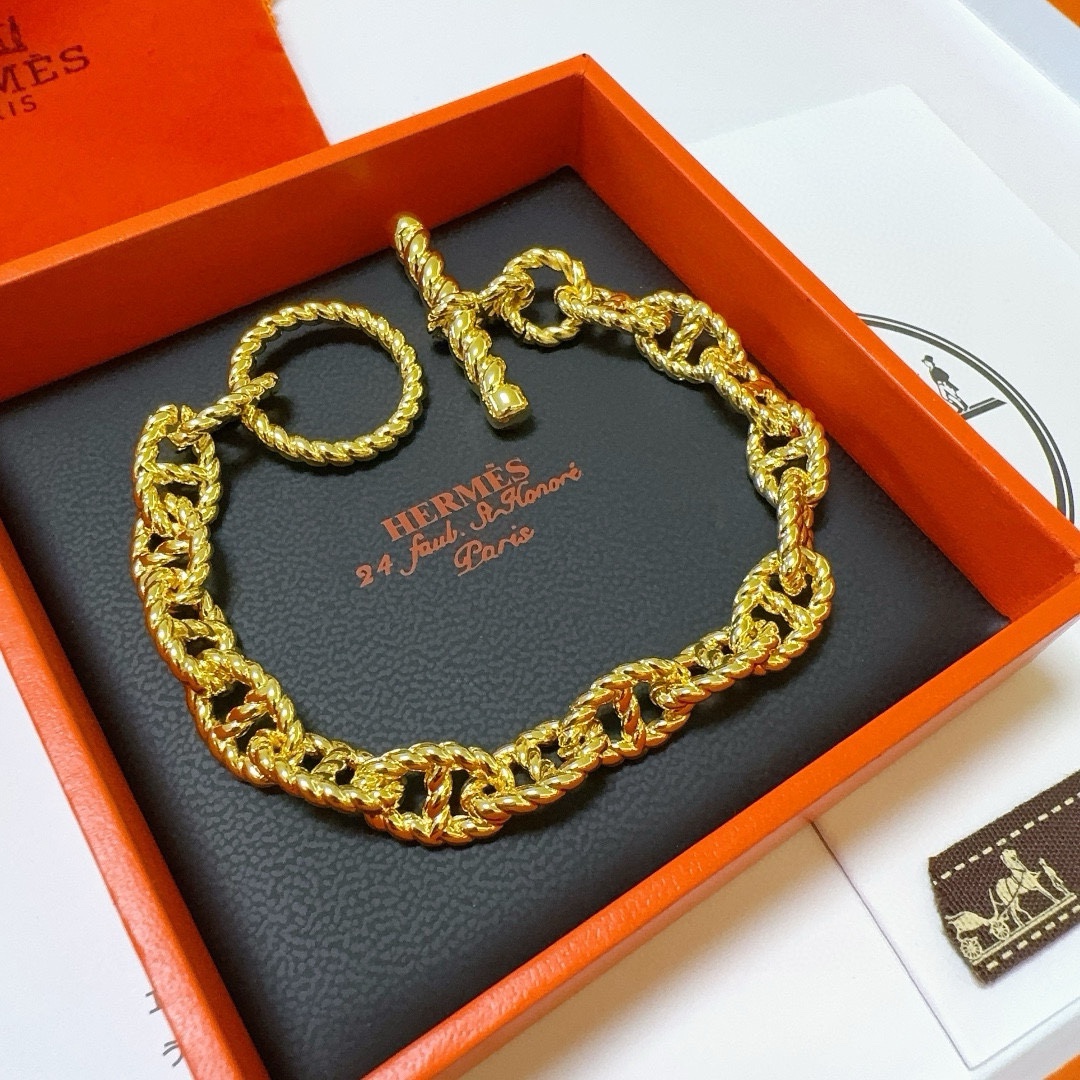 Luxurious Custom Gold Horse Bracelet with Precision Craftsmanship and Emerald Detailing - 图片 1