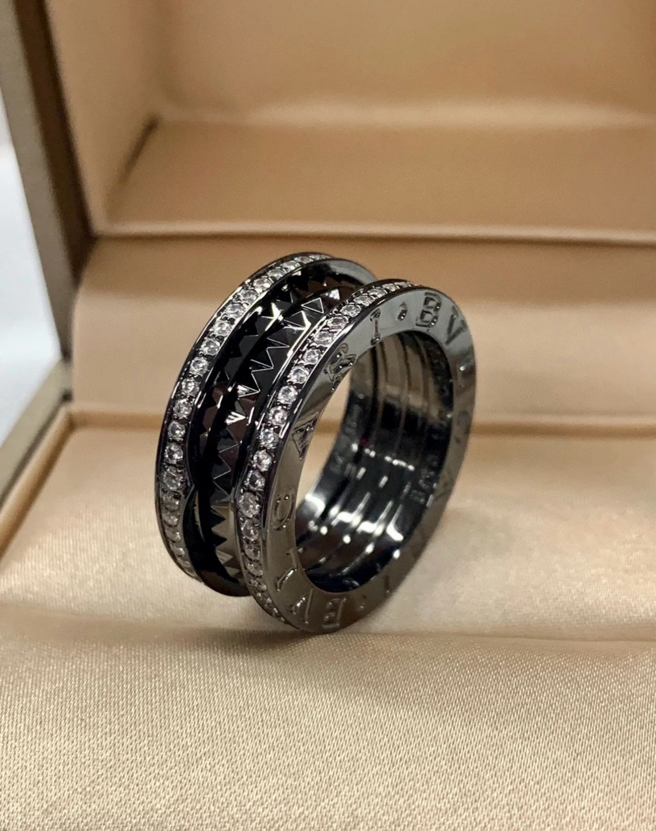 NO:108474,Pick [Produced by us] Bulgari Ring with Diamond Narrow Edition Ring ZP 60005  Recognizes the only one that has really purchased jewelry ZP development. You can customize real gold and diamonds, and only make the right version of ZP real gold goods. Pk various gold goods on the market. The B.zero1Rock series draws inspiration from the world-famous amphitheater-Colosseum, demonstrating the creative perspective and unrestrained style of BVLGARI. The unique spiral design is reinterpreted with gold studs, challenging the essence of jewelry aesthetics, demonstrating the free and forward-looking spirit of Bulgari classic design. B.zerol Rock series 18K double-ring ring, spiral embellished with studs, and the edges are decorated with pavé diamonds. B.zero1 Ring Its classic level needs no need to say much. The Roman design that is popular with everyone is very noble on the upper body!  We are consistent with zp, classic jewelry level development, you can feel it by looking at the pictures, it is really very detailed. In terms of material, we use silver-thick gold electroplating. In order to achieve the effect of zp, the ceramic is imported ceramic. This one is not the required oily effect, because the pendant is relatively small and it is wrapped in metal parts. The effect it wants to achieve is that the color contrast is clear and textured when the upper body is used, so it is not a jade-like ceramic that you usually see, and they are very solid. The middle part of the metal is spiral made of full CNC and embellished with nails, and then polished by the master very well. There will definitely be no rustling texture. You can see the overall effect by looking at the pictures. Logo lettering is common, we don’t describe it too much when we make B household products. Everyone is very clear. I have magnified it by taking 30 times, and I dare to enlarge it only if I have confidence!  I hope you can feel the quality, jewelry quality, bottega veneta, bvlgari, bvlgari,ring19860909批【我们出品】宝格丽戒指带钻窄版戒指ZP 60005 认准唯一一家真正购入珠宝类ZP开发的,可订做真金真钻,只做对版ZP真金货,Pk市面各种金货 B.zero1Rock系列从举世闻名的圆形露天剧场—罗马斗兽场汲取灵感,彰显出BVLGARI宝格丽的创意视角和洒脱不羁的风范.别具-格的螺旋设计以金质饰钉重新演绎,向珠宝美学的精髓发起挑战,彰显宝格丽经典设计的自由不羁和前瞻精神.B.zerol Rock系列18K双环戒指,螺旋部分点缀 饰钉,边缘饰以密镶钻石. B.zero1戒指 它的经典程度无需多言,万众青睐的罗马设计,上身非常高贵气质！我们一致zp,经典珠宝级别开发,看图片你们就可以感受出来,真的非常细致.材质方面我们采用银厚金电镀,为了达到zp的效果,陶瓷用的是进口陶瓷,这款不是要求的油润的效果,因为吊坠比较小而且还有金属部分包裹,它想达到的效果是上身时候颜色对比是分明的,比较有质感,所以不是平时所见的玉石一样的陶瓷,都是很实打实的.中间部分金属是由全CNC加工而成的螺旋再点缀饰钉,再由师傅手工抛光的非常到位,绝对不会有沙沙的质感,看图片就能看得出来整体效果.logo刻字这些老生常谈,我们做B家货不要多描述,大家都很清楚了,我都是放大了30倍拍的,有信心才敢放大！希望你们可以感受到品质,饰品精品,bottega veneta,bvlgari,bvlgari,ring,Jewelry