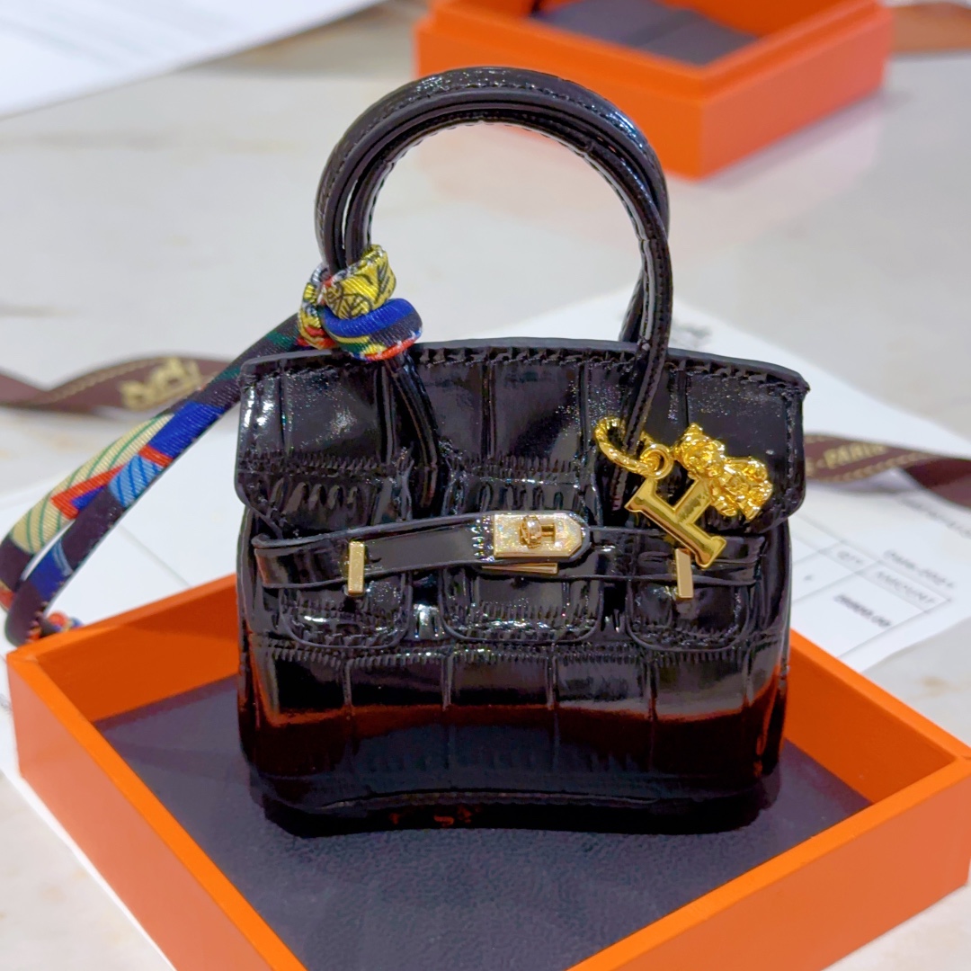 Gucci’s Latest Release: 168 New Items with Classic Key Button Design - 图片 3