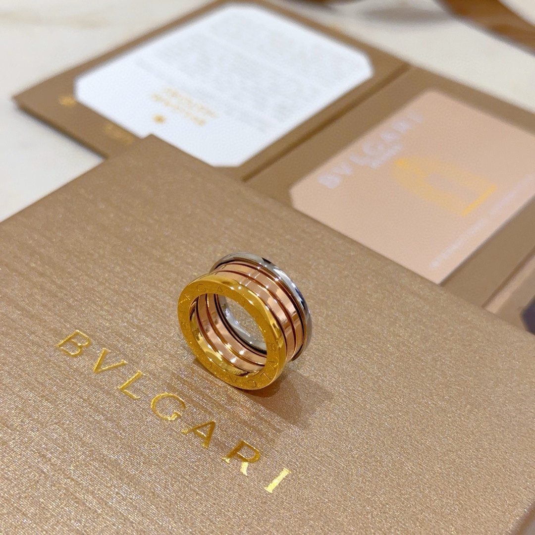 NO:108465,Bulgari necklace V gold material with logo.BVLGARI Bulgari DIVAS' DREAM three-color series. Perfect appearance and invincible details. The unique color is completely impeccable. It is decorated with a classic ring shape design. It is simple but elegant and eye-catching. The combination of three colors is more elegant and charming. The upper body is elegant and moving. The same style as men and women. Bulgari ring. Number: 6789 10 11, jewelry quality, bottega veneta, bvlgari, bvlgari, necklace, ring19860909批.宝格丽项链V金材质 带logo.BVLGARI宝格丽 DIVAS‘ DREAM 三色系列 品相完美,细节无敌,那种独特的色泽完全无可挑剔,再缀以经典指环外形设计,简约之余却又优雅夺目,三色共融的组合更显气色,上身雅致动人.男女同款 宝格丽戒指 码数:6789 10 11,饰品精品,bottega veneta,bvlgari,bvlgari,necklace,ring,Jewelry