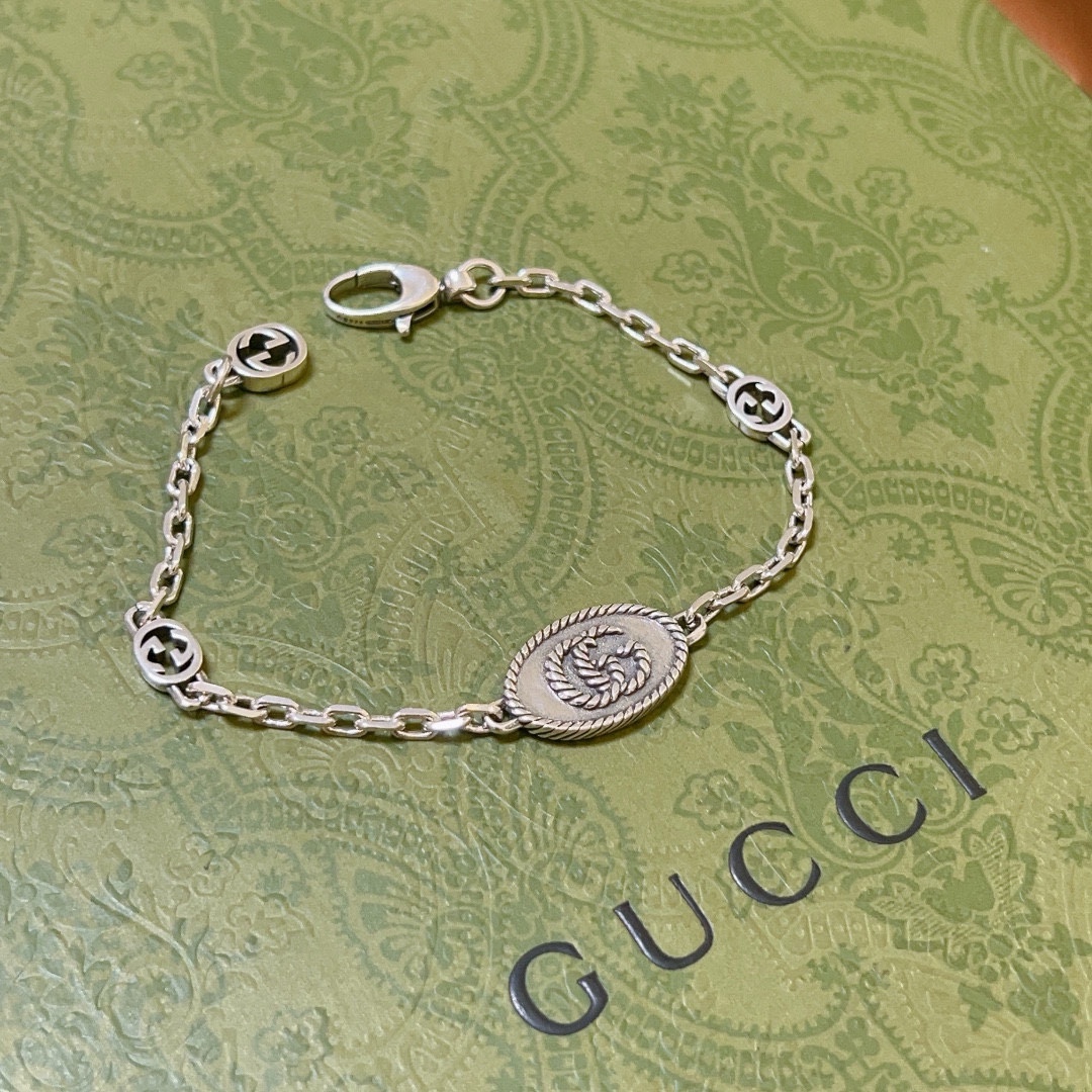NO:108489,. Newly released the same style for men and women. The latest classic style of Gucci Gucci bracelet is exquisite, regardless of style or texture. It is absolutely top feel. Just take a look and you will understand the original logo. Super nice. The best choice for matching clothes. A must-have artifact for men and women. Premium accessories, gucci, gucci, bracelet19860909批. 新出炉男女同款 Gucci古驰手链最新款的经典款 精致无论款式 质感 都是绝对的顶尖feel 只要看一眼就懂了原版logo 超 nice 搭配衣服最佳的选择,男女同款必备神器,饰品精品,gucci,gucci,bracelet,Jewelry
