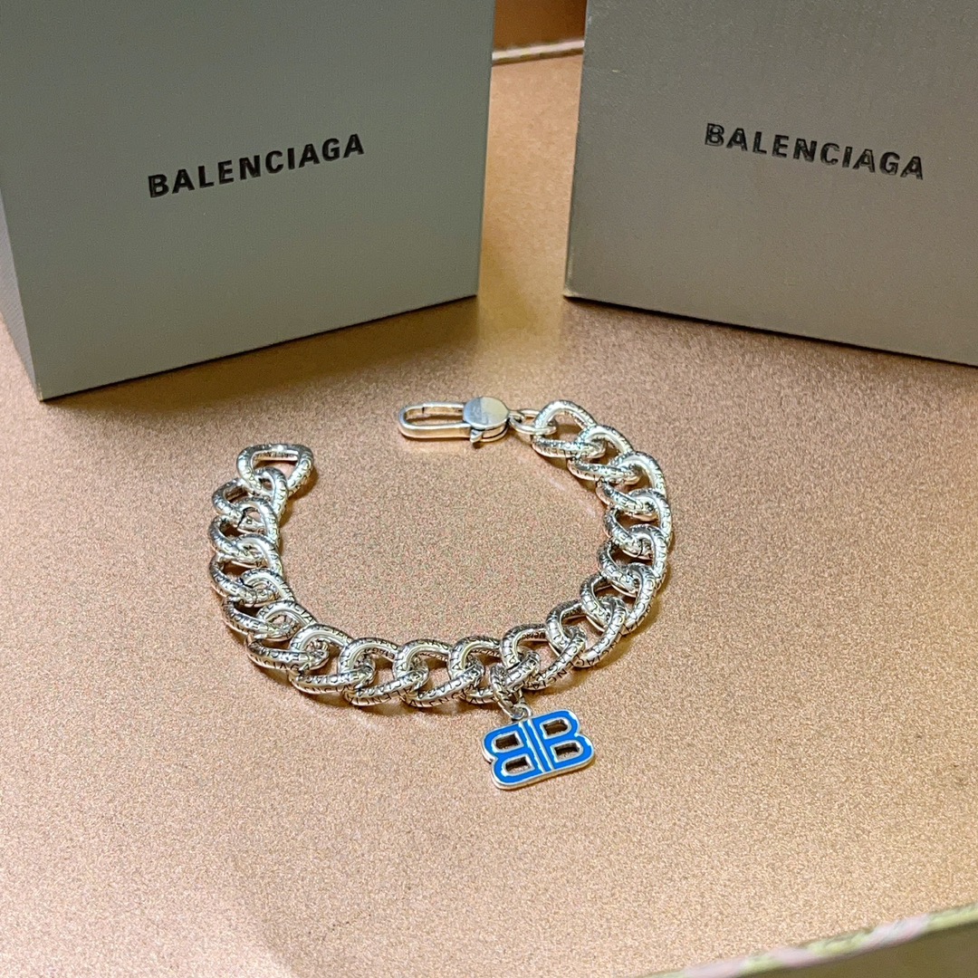 批150。 原单货🔹🔹新品 巴黎世家手链Balenciaga手链🔹专柜一致巴黎世家手链 男士火爆款出货 设计独特 前卫 男士必备！码数18 20 22 24cm