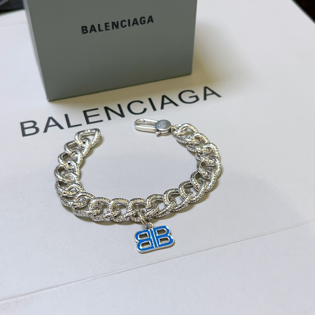 批150。 原单货🔹🔹新品 巴黎世家手链Balenciaga手链🔹专柜一致巴黎世家手链 男士火爆款出货 设计独特 前卫 男士必备！码数18 20 22 24cm