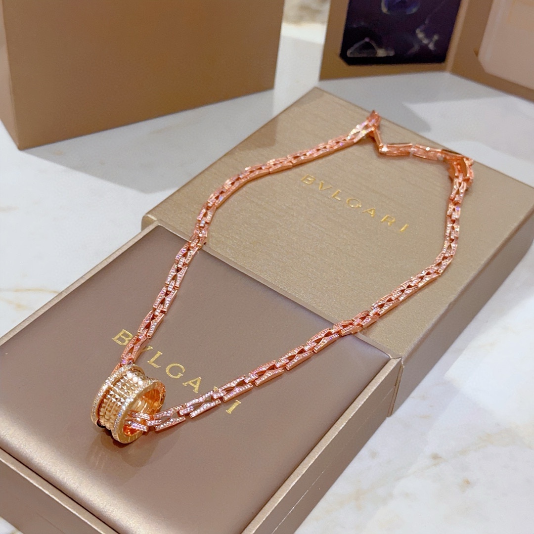 NO:108514,Bulgari necklace V gold material with logo.BVLGARI Bulgari DIVAS' DREAM series. Perfect appearance and invincible details. The unique color is completely impeccable. It is decorated with a classic ring shape design. It is simple but elegant and eye-catching. The combination of gold inlaid diamonds makes the look more elegant and the upper body is elegant. The same style as men and women. Bulgari necklace, jewelry boutique, bottega veneta, bvlgari, bvlgari, necklace, gold19860909批.宝格丽项链V金材质 带logo.BVLGARI宝格丽 DIVAS‘ DREAM 系列 品相完美,细节无敌,那种独特的色泽完全无可挑剔,再缀以经典指环外形设计,简约之余却又优雅夺目,黄金镶嵌钻石的组合更显气色,上身雅致动人.男女同款 宝格丽项链,饰品精品,bottega veneta,bvlgari,bvlgari,necklace,gold,Jewelry