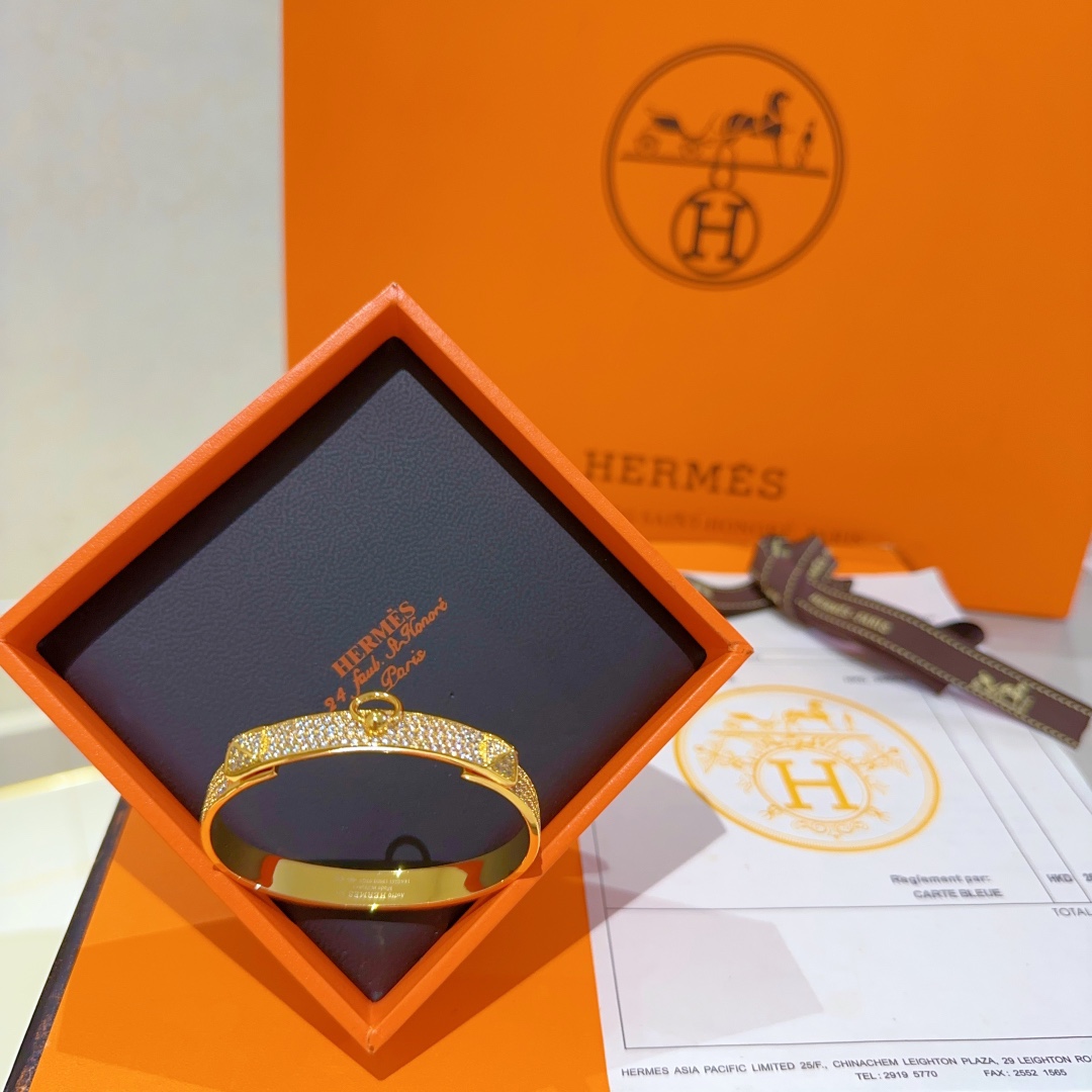 NO:108520,Case. Hermes bracelet Hermes full diamond bracelet is a test of the master's skills. It is necessary to ensure good details [color] [color] High-tech and high-end customization. Goddess. All love Hermes. Bracelets. Super exquisite goddesses. Celebrities. The same style. High-end material is gold-plated. K-gold texture is really good. Elegant accessories. Hermes, bracelet, gold plating.19860909批. 爱马仕手镯 爱马仕满钻手镯 太考验师傅的手艺了 要确保细节好[色][色] 技术高超高端定制 女神 都爱爱马仕火爆 手镯 超精赞各路女神 明星 同款 高端材质镀金,k金质感上手真的赞,饰品精品,hermes,bracelet,gold plating,Jewelry